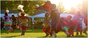 Fotografia câștigatoare reprezentând ritualul powwow devine un simbol al speranței